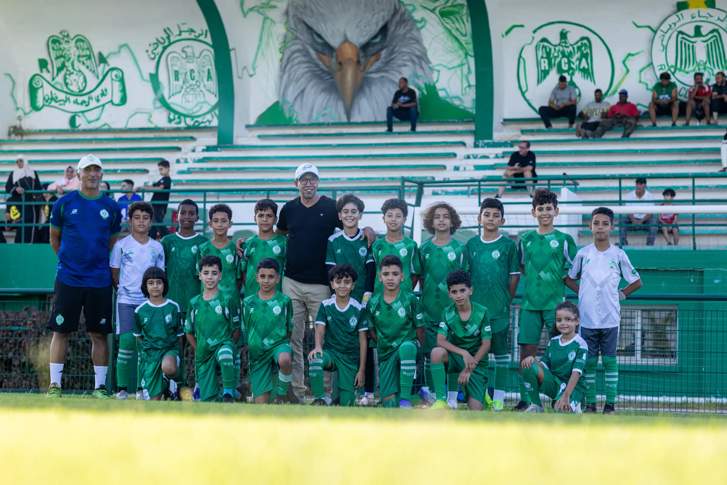 Une équipe de l'école de football du Raja et ses éducateurs